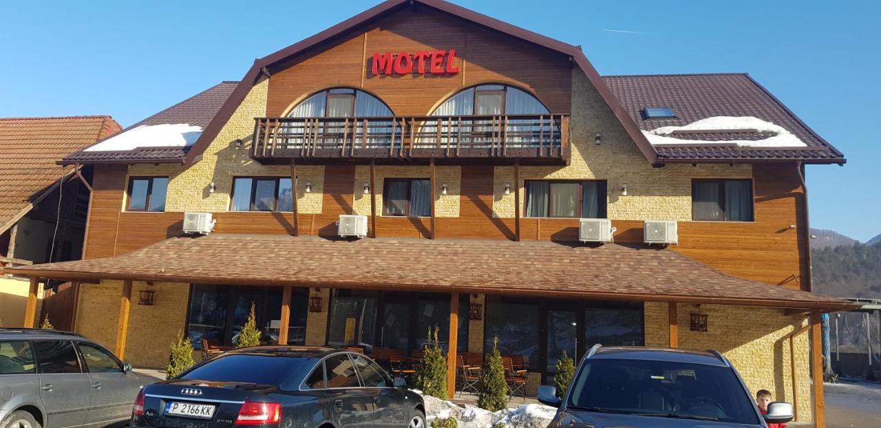 Efm Motel Brezoi Exterior photo